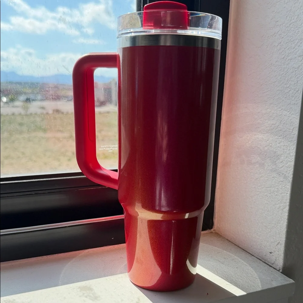 Stanley x e.l.f Red Travel Mug with Handle and Clear Lid - Picture 4 of 7